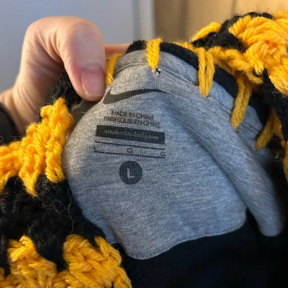 Iowa Hawkeyes Sweatshirt - Picture 5 of 5